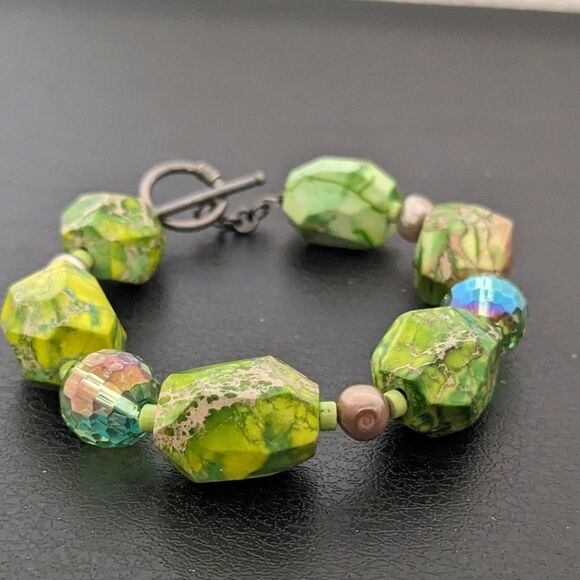 Bright Green Imperial Jasper Bead Bracelet - Loop & Bar Closure  - 8" - Picture 1 of 4